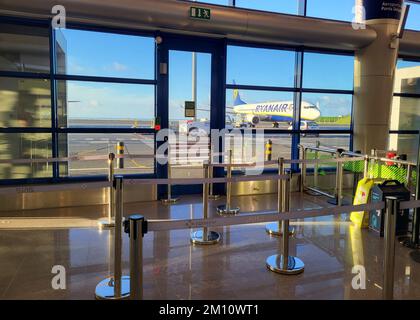 Ponta Delgada, Azoren, 4. Dezember 2022: Internationaler Flughafen Joao Paulo II auf der Insel Sao Miguel in der portugiesischen Inselgruppe der Azoren. Stockfoto