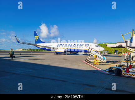 Ponta Delgada, Azoren, 4. Dezember 2022: Flugzeug von Ryanair auf der Rollbahn am Internationalen Flughafen Joao Paulo II auf der Insel Sao Miguel auf Portugiesisch Stockfoto