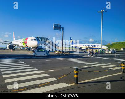 Ponta Delgada, Azoren, 4. Dezember 2022: TAP und Ryanair Flugzeug auf der Rollbahn am internationalen Flughafen Joao Paulo II auf der Insel Sao Miguel in der Stockfoto