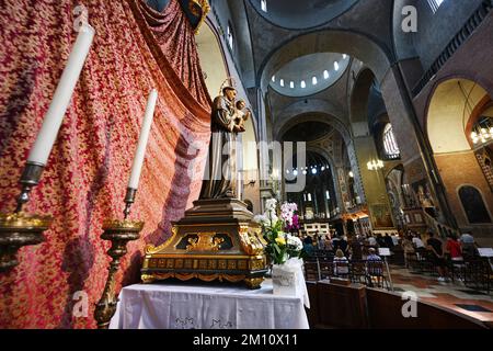 Padua, Italien - 05. Juli 2022: Innere der Basilika di Sant Antonio in Padua, Veneto, Italien. Statue des Heiligen Antonius. Stockfoto