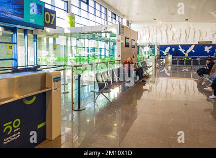 Ponta Delgada, Azoren, 4. Dezember 2022: Internationaler Flughafen Joao Paulo II auf der Insel Sao Miguel in der portugiesischen Inselgruppe der Azoren. Stockfoto