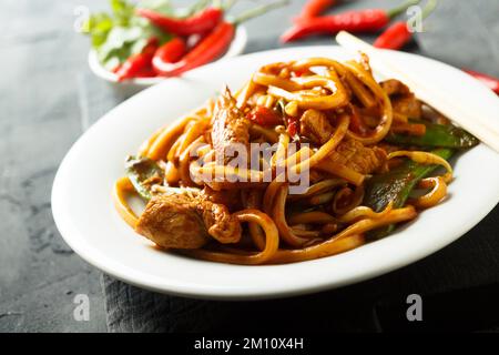 Gebratene Nudeln mit Hähnchen umrühren Stockfoto