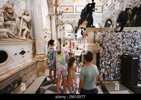 Padua, Italien - 05. Juli 2022: Innere der Basilika di Sant Antonio in Padua, Veneto, Italien. Familie in der Nähe des Grabes des Heiligen Antonius. Stockfoto