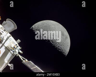 ERDE, DER MOND - 05. Dezember 2022 - am Flugtag 20 der Artemis-I-Mission eroberte Orion den Mond am Tag der Rückkehr, angetrieben durch Fliegen. Die Verbrennung, Stockfoto