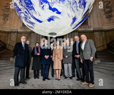 Die Nobelpreisträger von 2022 wurden zusammen mit dem Kronprinzessinnen-Paar unter Luke Jerrams Kunstwerk Gaia im südlichen Gewölbe des Königspalastes in Stockholm, Schweden, am 9. Dezember 2022 fotografiert. Von links: Ben S Bernanke (Wirtschaft), Philip H Dybvig (Wirtschaft), Carolyn Bertozzi (Chemie), Douglas W Diamond (Wirtschaft), Prince Daniel, Alain Aspect (Physik), Crown Princess Victoria, Anton Zeilinger (Physik), Svante Pääbo (Physiologie oder Medizin), Barry Sharpless (Chemie), Morten Meldal (Chemie), John F. Clauser (Physik). Foto: Anders Wiklund/TT-Code 10040 Stockfoto