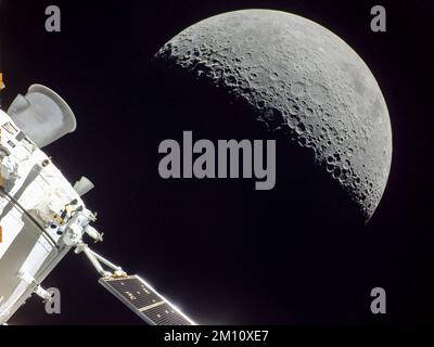 ERDE, DER MOND - 05. Dezember 2022 - am Flugtag 20 der Artemis-I-Mission eroberte Orion den Mond am Tag der Rückkehr, angetrieben durch Fliegen. Die Verbrennung, Stockfoto