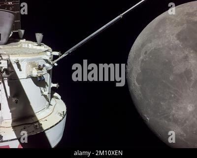 ERDE, DER MOND - 05. Dezember 2022 - am Flugtag 20 der Artemis-I-Mission eroberte Orion den Mond am Tag der Rückkehr, angetrieben durch Fliegen. Die Verbrennung, Stockfoto