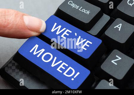 Die Inspiration zeigt ein Zeichen, dass wir umgezogen sind. Ein Wort, das darüber geschrieben wurde, von einem anderen Ort aus zu leben, von demselben oder einem anderen Land Stockfoto