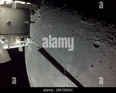 ERDE, DER MOND - 05. Dezember 2022 - am Flugtag 20 der Artemis-I-Mission eroberte Orion den Mond am Tag der Rückkehr, angetrieben durch Fliegen. Die Verbrennung, Stockfoto