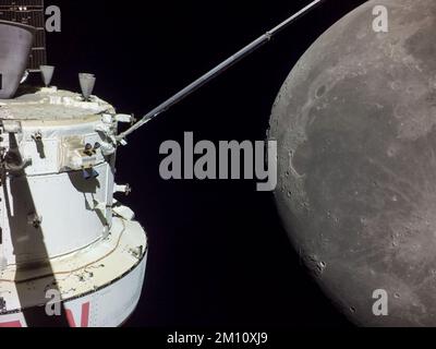 ERDE, DER MOND - 05. Dezember 2022 - am Flugtag 20 der Artemis-I-Mission eroberte Orion den Mond am Tag der Rückkehr, angetrieben durch Fliegen. Die Verbrennung, Stockfoto