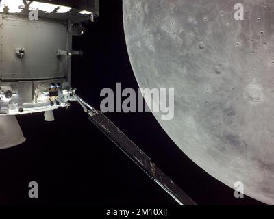 ERDE, DER MOND - 05. Dezember 2022 - am Flugtag 20 der Artemis-I-Mission eroberte Orion den Mond am Tag der Rückkehr, angetrieben durch Fliegen. Die Verbrennung, Stockfoto