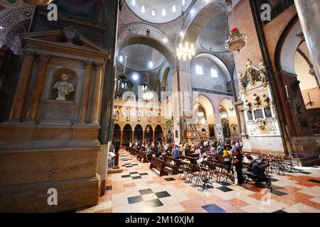 Padua, Italien - 05. Juli 2022: Innere der Basilika di Sant Antonio in Padua, Veneto, Italien. Menschen in der heiligen Liturgie. Stockfoto