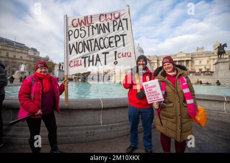 London, England, Großbritannien. 9.. Dezember 2022. Streikende Royal Mail Arbeiter veranstalten eine Kundgebung am Trafalgar Square. (Bild: © Tayfun Salci/ZUMA Press Wire) Stockfoto