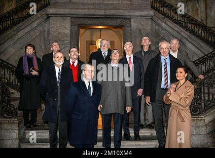 Die 2022 Nobelpreisträger wurden zusammen mit dem Kronprinzessinnen Paar im südlichen Gewölbe des Königlichen Palastes in Stockholm, Schweden, am 9. Dezember 2022 fotografiert. Von links: Carolyn Bertozzi (Chemie), Barry Sharpless (Chemie), Ben S Bernanke (Ökonomie), Alain Aspect (Physik), Prince Daniel, Anton Zeilinger (Physik), Philip H Dybvig (Wirtschaft), Douglas W Diamond (Ökonomie), Svante Päbo (Physiologie oder Physik), John Melwn (Physik), Clauser (Physik), Clauser (Chemie). Foto: Anders Wiklund / TT / Code 10040 Stockfoto