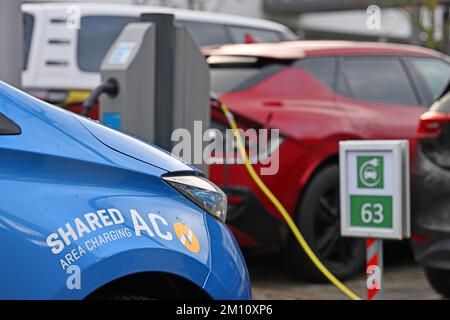 Erfurt, Deutschland. 09.. Dezember 2022. Mehrere Elektrofahrzeuge werden im Ladestation des KinderMedienzentrums Erfurt aufgeladen. Die Pilotanlage wurde am selben Tag in Betrieb genommen. Seit 2021 entwickelt ein thüringisches Konsortium eine Lösung für das Aufladen von Fahrzeugen von Bewohnern großer Wohngebäude ohne festen Parkplatz im Rahmen des Projekts „Shared Area Charging“. Kredit: Martin Schutt/dpa/Alamy Live News Stockfoto