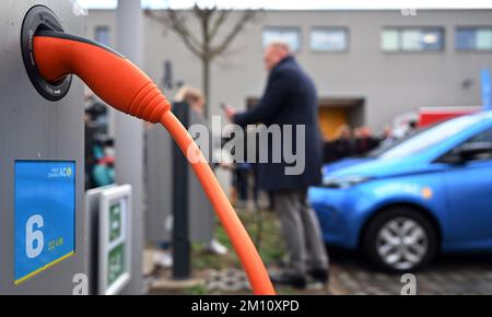 Erfurt, Deutschland. 09.. Dezember 2022. Ein Elektrofahrzeug wird in der Ladestation des KinderMedienzentrums Erfurt aufgeladen. Die Pilotanlage wurde am selben Tag in Betrieb genommen. Seit 2021 entwickelt ein thüringisches Konsortium eine Lösung für das Aufladen von Fahrzeugen von Bewohnern großer Wohngebäude ohne festen Parkplatz im Rahmen des Projekts „Shared Area Charging“. Kredit: Martin Schutt/dpa/Alamy Live News Stockfoto