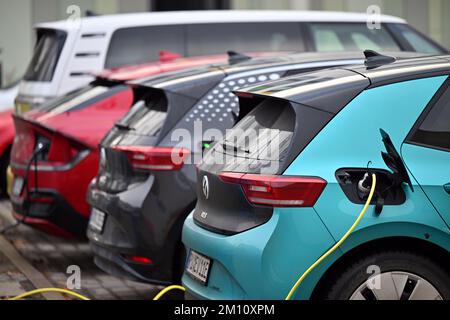 Erfurt, Deutschland. 09.. Dezember 2022. Mehrere Elektrofahrzeuge werden im Ladestation des KinderMedienzentrums Erfurt aufgeladen. Die Pilotanlage wurde am selben Tag in Betrieb genommen. Seit 2021 entwickelt ein thüringisches Konsortium eine Lösung für das Aufladen von Fahrzeugen von Bewohnern großer Wohngebäude ohne festen Parkplatz im Rahmen des Projekts „Shared Area Charging“. Kredit: Martin Schutt/dpa/Alamy Live News Stockfoto