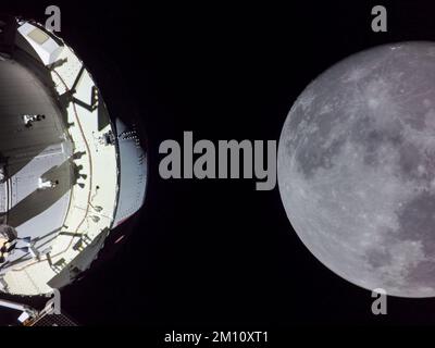 ERDE, DER MOND - 05. Dezember 2022 - am Flugtag 20 der Artemis-I-Mission eroberte Orion den Mond am Tag der Rückkehr, angetrieben durch Fliegen. Die Verbrennung, Stockfoto