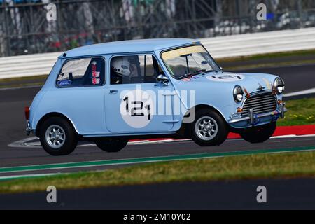 Chris Pearson, John Johnsen, Austin Mini Cooper, ein beeindruckendes Raster für die Tony Dron Memorial Trophy für MRL Historic Touring Cars, ein 45-minütiges Rennen Stockfoto