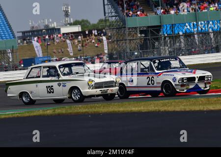 Myles Poulton, Triumph Dolomite Sprint, Peter Reynolds, Daniel Quintero, Ford Lotus Cortina Mk1, ein beeindruckendes Raster für die Tony Dron Memorial Trophy Stockfoto