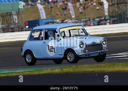 Chris Pearson, John Johnsen, Austin Mini Cooper, ein beeindruckendes Raster für die Tony Dron Memorial Trophy für MRL Historic Touring Cars, ein 45-minütiges Rennen Stockfoto