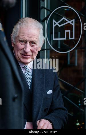 Kings Cross, London, Großbritannien. 8.. Dezember 2022 Seine Majestät König Karl III. Verließ das Königshaus, ein Gemeindezentrum in King's Cross, wo der König seinen Verstand traf Stockfoto