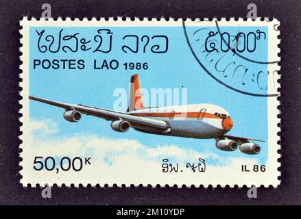 Abgesagte Briefmarke, gedruckt von Laos, die Ilyushin Il86, ca. 1986 zeigt. Stockfoto