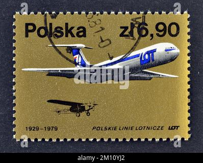 Von Polen gedruckter Stempel mit dem Stempel „IL-62“ Jet plane und der „Fokker F.VIIb“ Silhouette, ca. 1979. Stockfoto