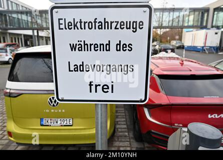 Erfurt, Deutschland. 09.. Dezember 2022. Mehrere Elektrofahrzeuge werden im Ladestation des KinderMedienzentrums Erfurt aufgeladen. Die Pilotanlage wurde am selben Tag in Betrieb genommen. Seit 2021 entwickelt ein thüringisches Konsortium eine Lösung für das Aufladen von Fahrzeugen von Bewohnern großer Wohngebäude ohne festen Parkplatz im Rahmen des Projekts „Shared Area Charging“. Kredit: Martin Schutt/dpa/Alamy Live News Stockfoto