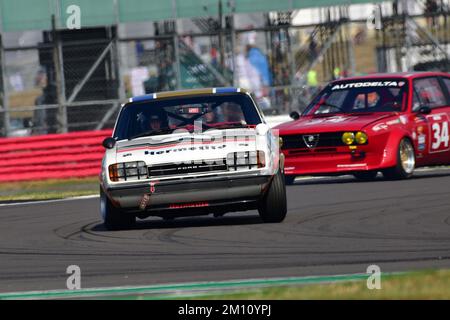 Jon Spiers, Ollie Hancock, Ford Capri, ein beeindruckendes Raster für die Tony Dron Memorial Trophy für MRL Historic Touring Cars, ein 45-minütiges Rennen auf der vollen Tour Stockfoto