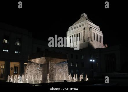 Tokio, Japan. 9.. Dezember 2022. Das japanische National Diet Building wird am Freitag, den 9. Dezember 2022 in Tokio beleuchtet. Am 10. Dezember wird eine außerordentliche Sitzung des Parlaments beendet. Kredit: Yoshio Tsunoda/AFLO/Alamy Live News Stockfoto