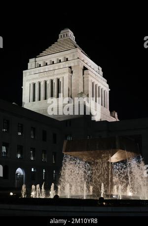 Tokio, Japan. 9.. Dezember 2022. Das japanische National Diet Building wird am Freitag, den 9. Dezember 2022 in Tokio beleuchtet. Am 10. Dezember wird eine außerordentliche Sitzung des Parlaments beendet. Kredit: Yoshio Tsunoda/AFLO/Alamy Live News Stockfoto
