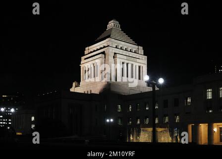 Tokio, Japan. 9.. Dezember 2022. Das japanische National Diet Building wird am Freitag, den 9. Dezember 2022 in Tokio beleuchtet. Am 10. Dezember wird eine außerordentliche Sitzung des Parlaments beendet. Kredit: Yoshio Tsunoda/AFLO/Alamy Live News Stockfoto