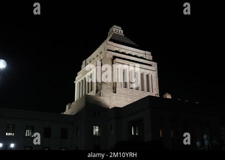 Tokio, Japan. 9.. Dezember 2022. Das japanische National Diet Building wird am Freitag, den 9. Dezember 2022 in Tokio beleuchtet. Am 10. Dezember wird eine außerordentliche Sitzung des Parlaments beendet. Kredit: Yoshio Tsunoda/AFLO/Alamy Live News Stockfoto
