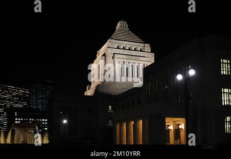 Tokio, Japan. 9.. Dezember 2022. Das japanische National Diet Building wird am Freitag, den 9. Dezember 2022 in Tokio beleuchtet. Am 10. Dezember wird eine außerordentliche Sitzung des Parlaments beendet. Kredit: Yoshio Tsunoda/AFLO/Alamy Live News Stockfoto