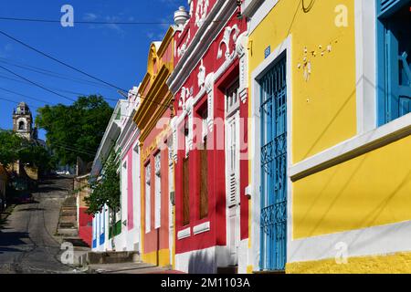 Straße mit bunten Häusern in der historischen Stadt Olinda, Pernambuco, Brasilien Stockfoto