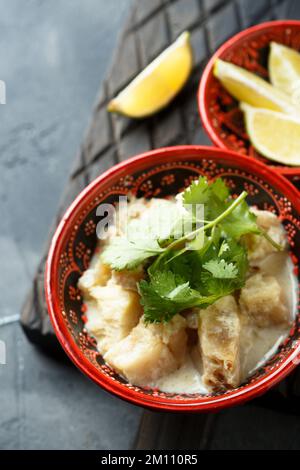 Hausgemachtes weißes Fisch-Curry mit Limette Stockfoto