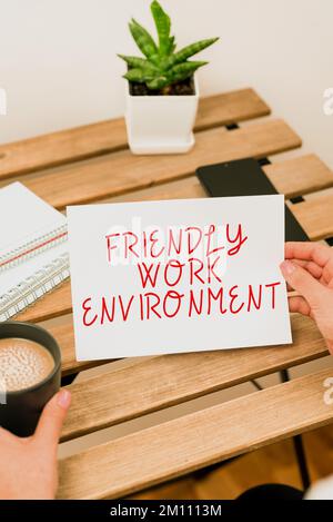 Handschriftliche Texte freundliches Arbeitsumfeld. Konzeptfoto Zukunft Stadt smart, modern, Hochhaus Gebäude Umwelt Stockfoto