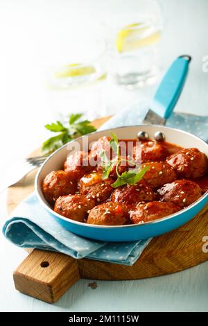 Hausgemachte Hackfleischbällchen mit Tomatensauce Stockfoto