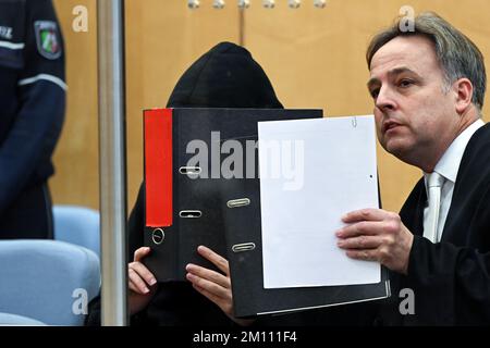 Düsseldorf, Deutschland. 09.. Dezember 2022. Der Angeklagte (l) und sein Verteidiger Andreas Wieser (r) sitzen vor Beginn des Verfahrens vor dem Oberlandesgericht nebeneinander. Der 17-jährige Student steht vor Gericht, weil er einen rechtsextremistischen Terroranschlag auf eine Highschool in Essen vorbereitet hat. Kredit: Federico Gambarini/dpa/Alamy Live News Stockfoto