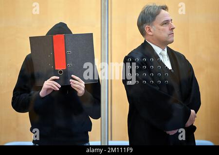 Düsseldorf, Deutschland. 09.. Dezember 2022. Der Angeklagte (l) und sein Verteidiger Andreas Wieser (r) stehen vor Beginn des Verfahrens vor dem Oberlandesgericht nebeneinander. Der 17-jährige Student steht vor Gericht, weil er einen rechtsextremistischen Terroranschlag auf eine Highschool in Essen vorbereitet hat. Kredit: Federico Gambarini/dpa/Alamy Live News Stockfoto