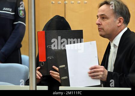 Düsseldorf, Deutschland. 09.. Dezember 2022. Der Angeklagte (l) und sein Verteidiger Andreas Wieser (r) sitzen vor Beginn des Verfahrens vor dem Oberlandesgericht nebeneinander. Der 17-jährige Student steht vor Gericht, weil er einen rechtsextremistischen Terroranschlag auf eine Highschool in Essen vorbereitet hat. Kredit: Federico Gambarini/dpa/Alamy Live News Stockfoto