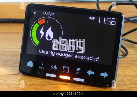 Ein intelligenter Energiemesser für Haushalte, der anzeigt, dass das wöchentliche Budget aufgrund der Kosten für die Stromversorgung zu Hause überschritten wurde Stockfoto