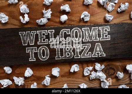 Textzeichen mit „Welcome to Ibiza“ (Willkommen auf Ibiza). Geschäftsansatz Herzliche Grüße von einer der Balearen Spaniens Stockfoto