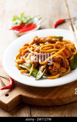 Gebratene Nudeln mit Hähnchen umrühren Stockfoto