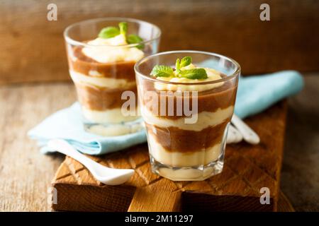 Schokoladen- und Vanille-Pudding Stockfoto