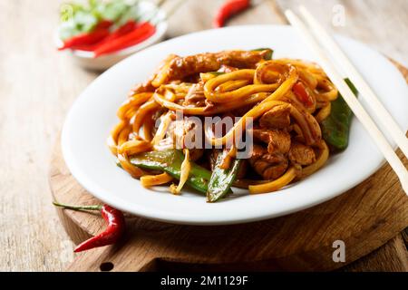 Gebratene Nudeln mit Hähnchen umrühren Stockfoto