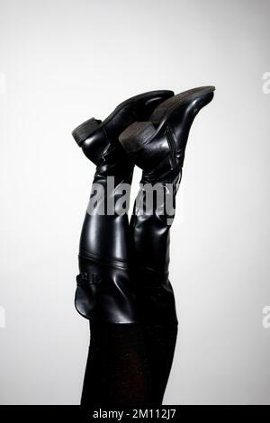 Frauenstiefel und -Beine werden in schwarzen italienischen Lederstiefeln geschlossen Stockfoto