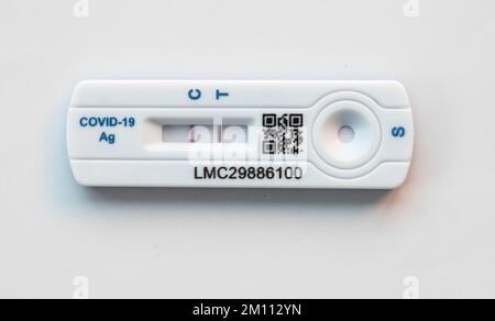 Eine COVID-19-Testkassette mit einem stark positiven Ergebnis Stockfoto