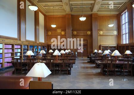 Rochester, NY - August 2022: Elegante, holzgetäfelte Lernhalle in der Bibliothek der Universität von Rochester. Stockfoto